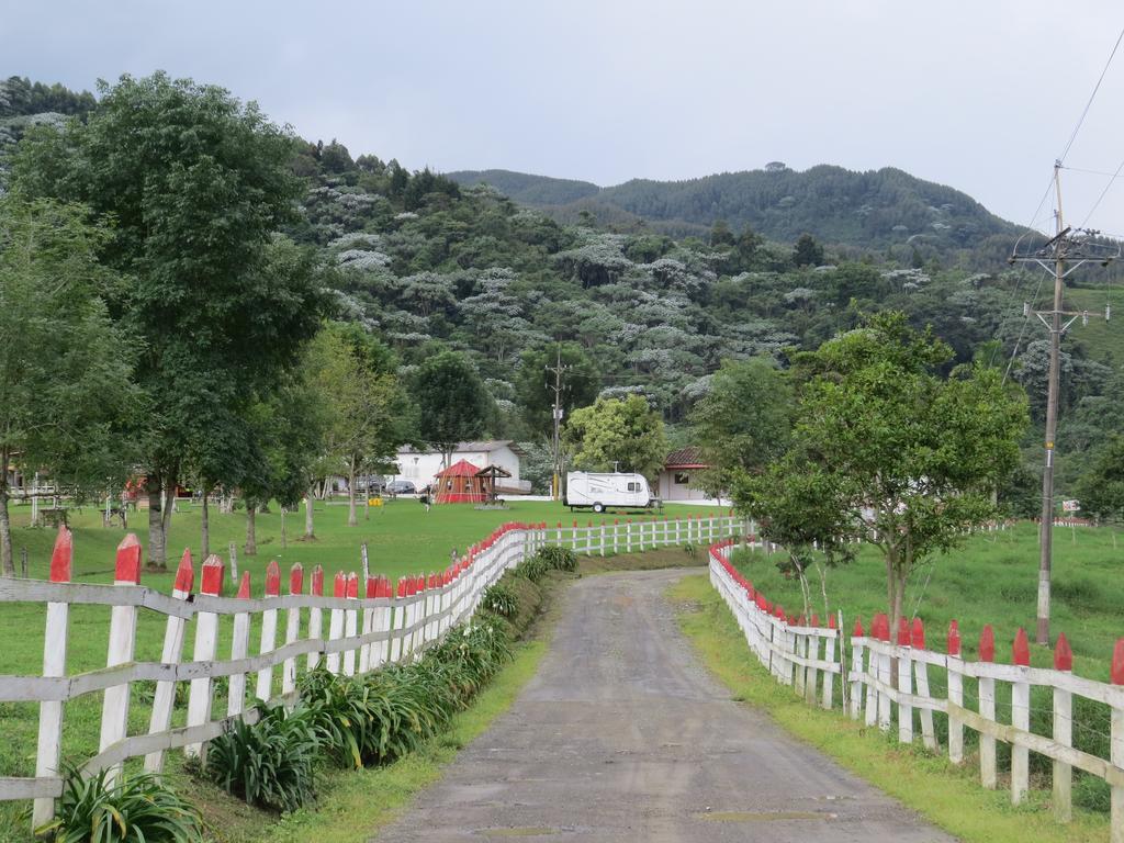 Finca Recreacional Marcelandia Санта-Роса-де-Кабаль Екстер'єр фото